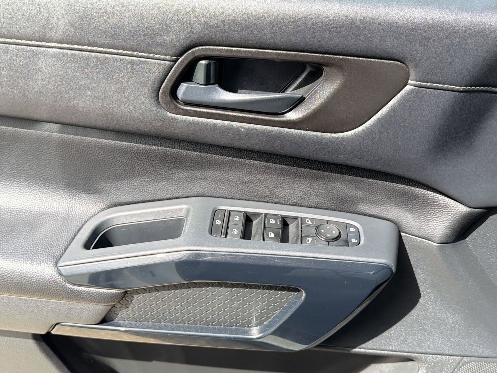 Used 2024 Nissan Pathfinder S image 21