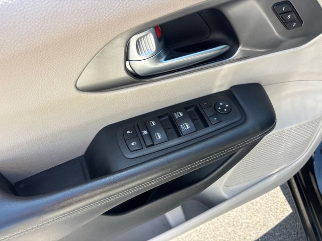 Used 2023 Chrysler Pacifica Touring-L FWD image 16