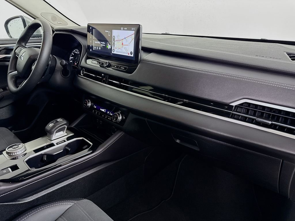 Used 2025 Mitsubishi Outlander SE image 31