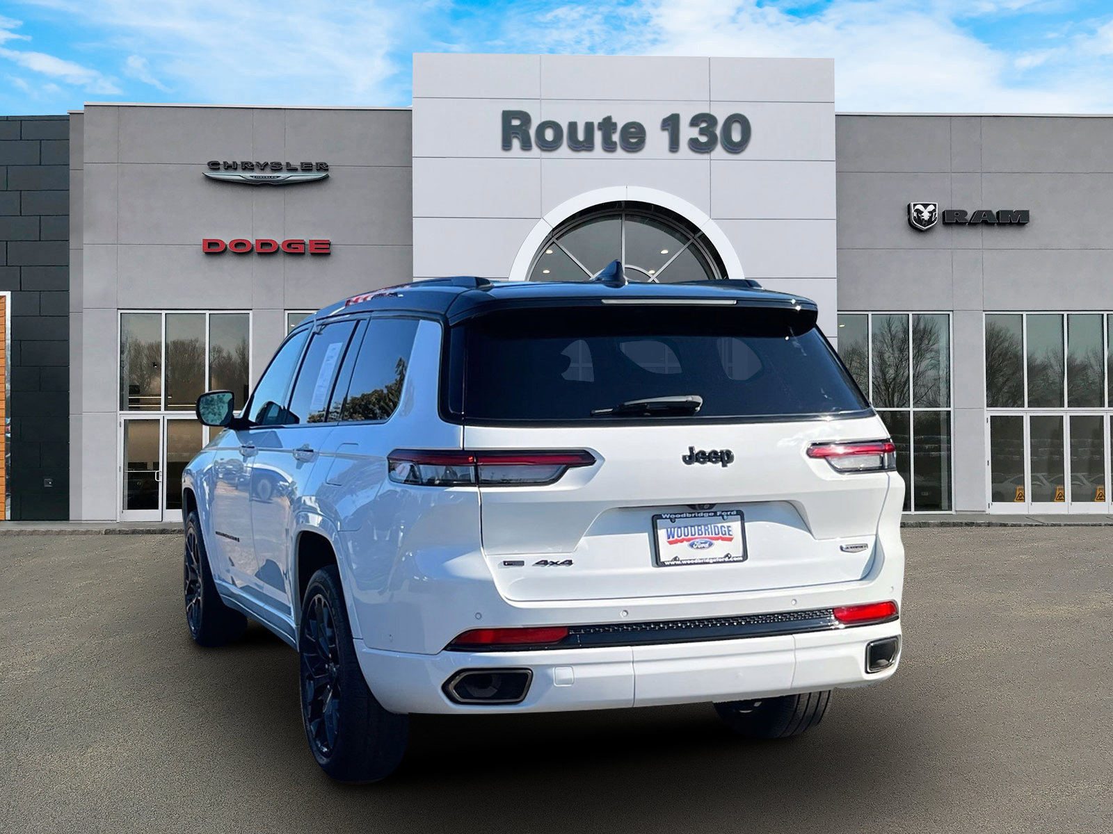Used 2023 Jeep Grand Cherokee L Summit w/ High Altitude Package AWD/4WD image 3