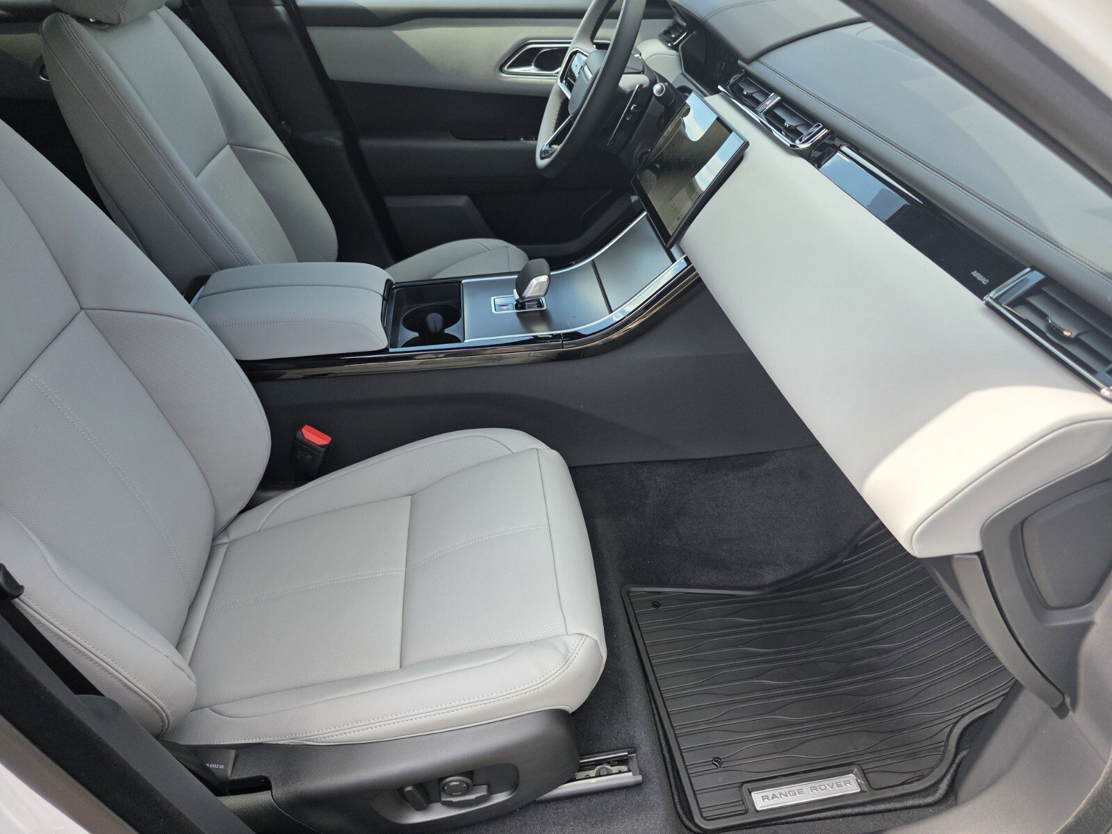 Used 2026 Land Rover Range Rover Velar Dynamic SE image 3