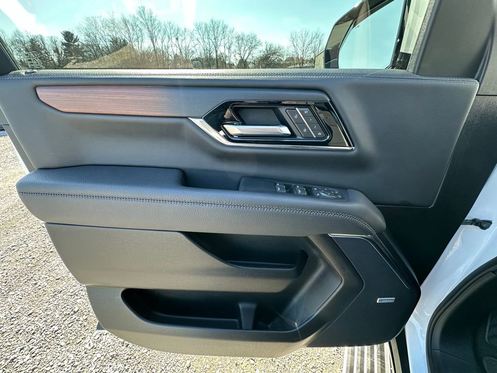 Used 2025 GMC Yukon Denali w/ Sun & Power Step Package image 6
