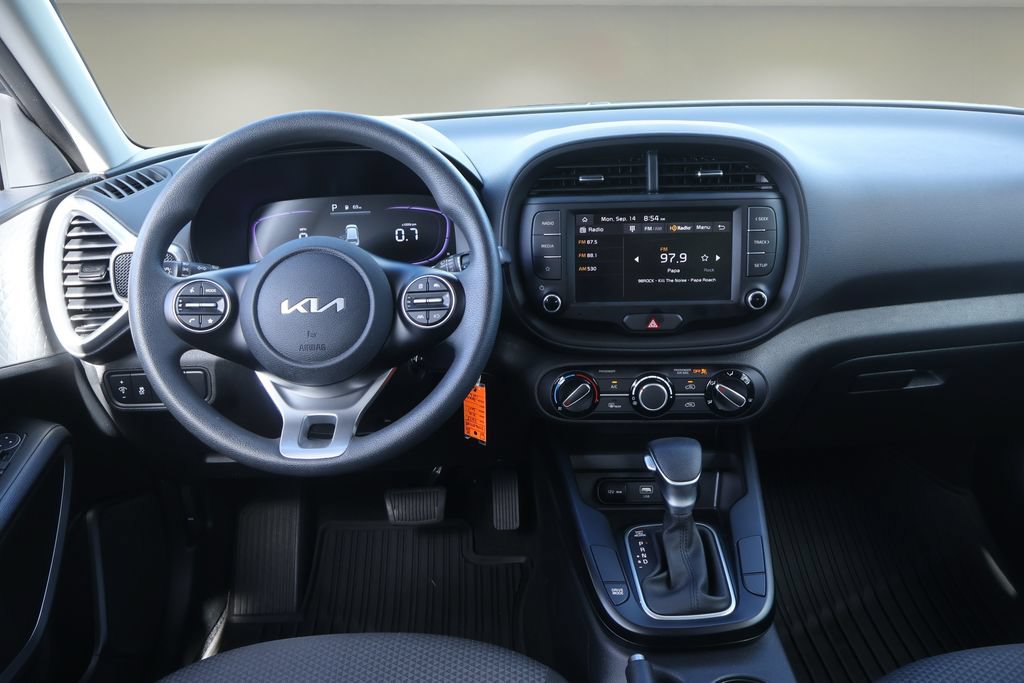 Used 2025 Kia Soul LX w/ LX Technology Package FWD image 20