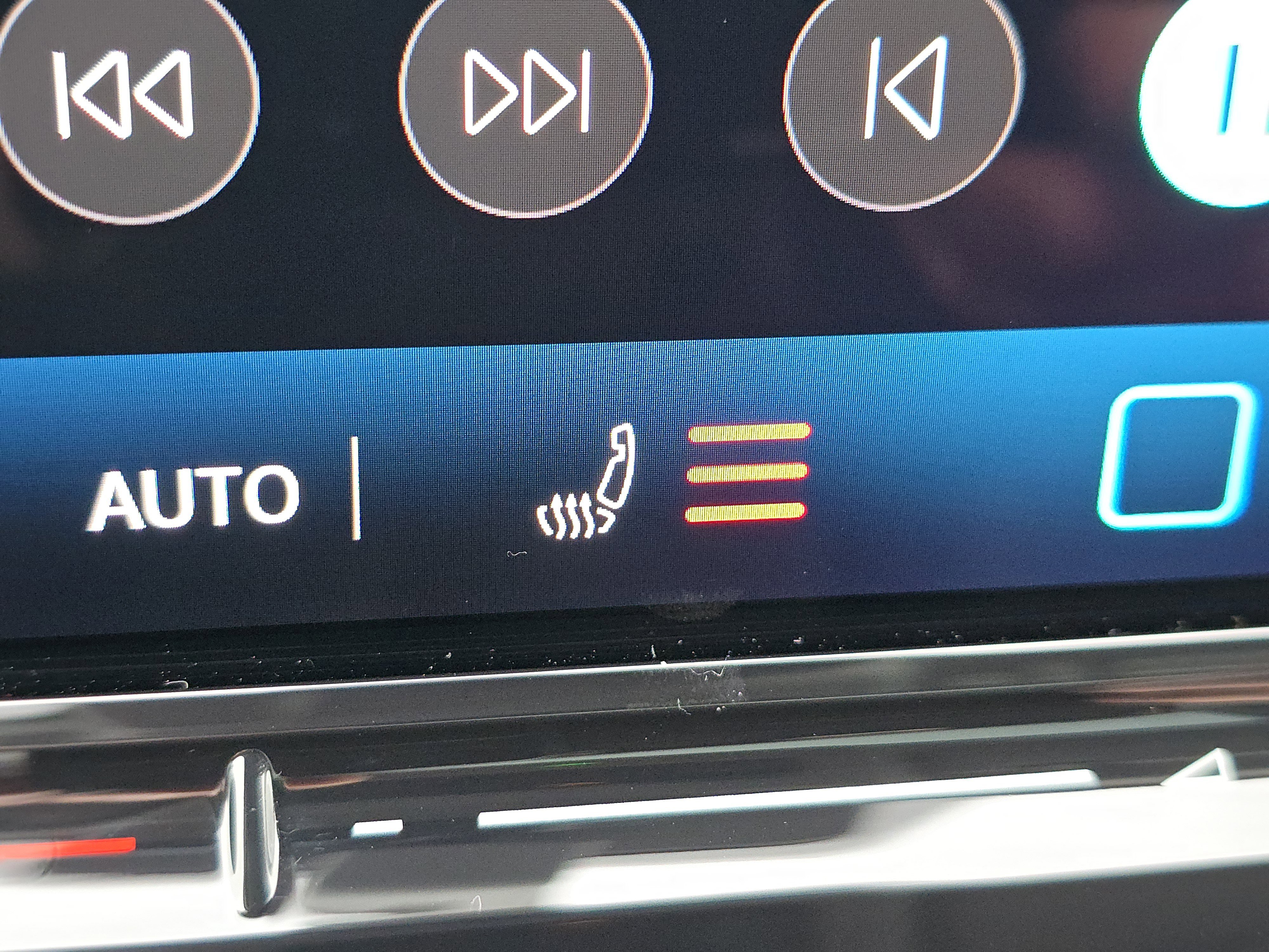 New 2025 Volkswagen Tiguan SE image 12