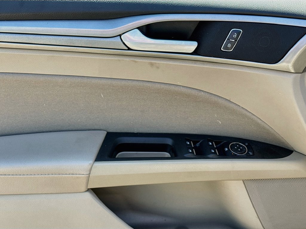 Used 2020 Ford Fusion SE FWD image 23