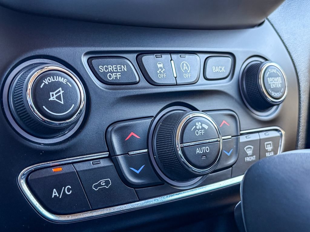 Used 2016 Jeep Cherokee Overland w/ Technology Group AWD/4WD image 29