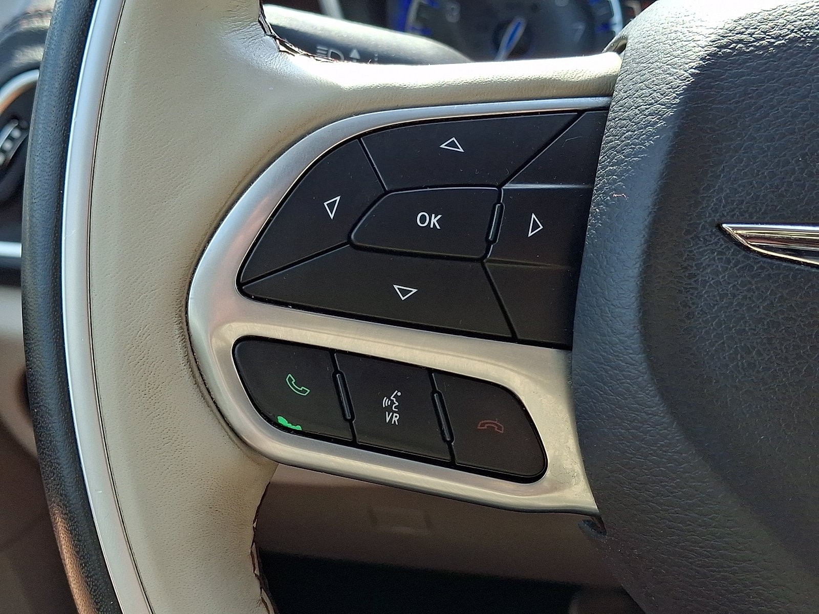 Used 2019 Chrysler Pacifica Limited w/ Advanced Safetytec Group FWD image 27