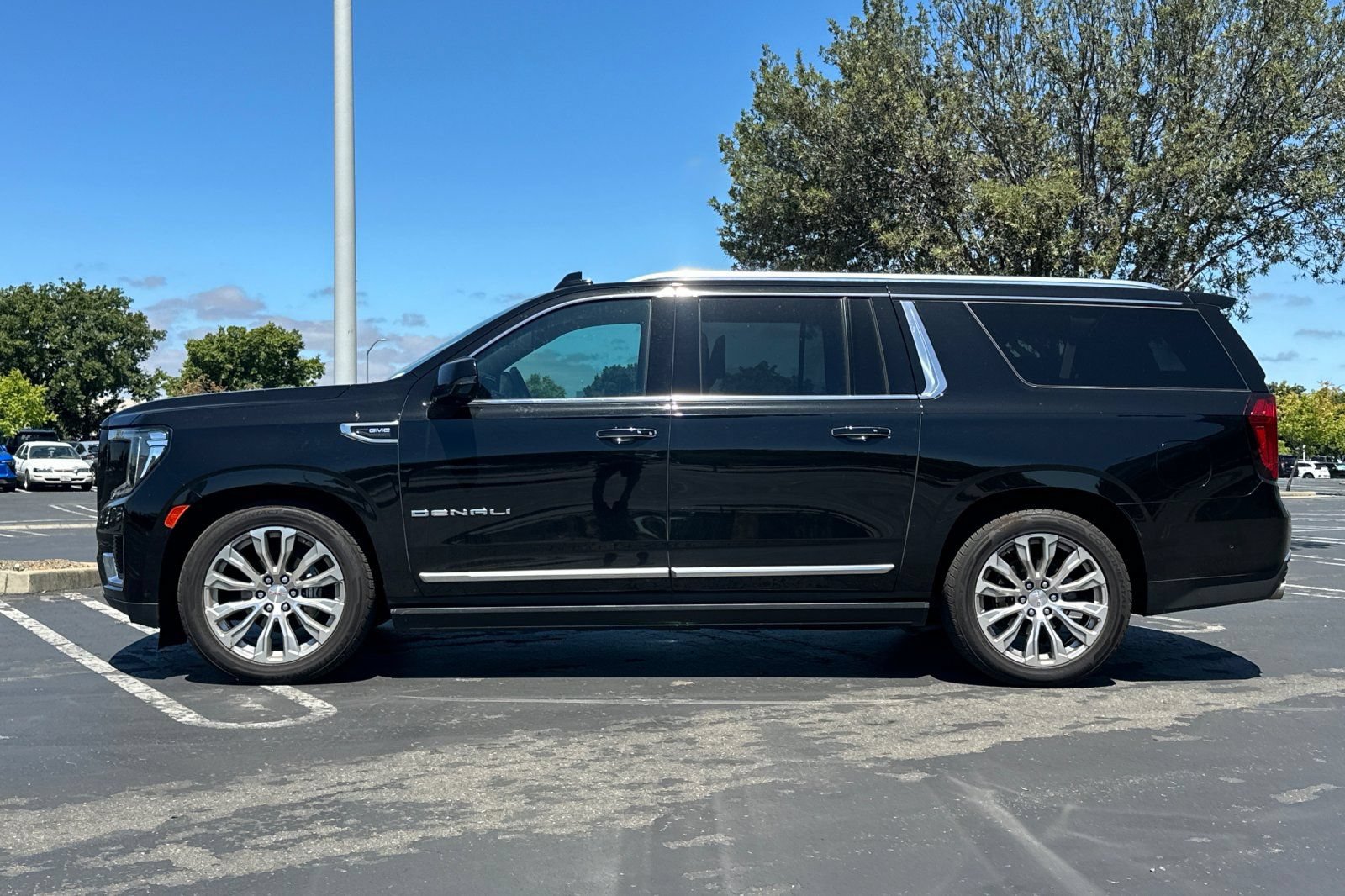 Used 2023 GMC Yukon XL Denali w/ Denali Reserve Package AWD/4WD image 7