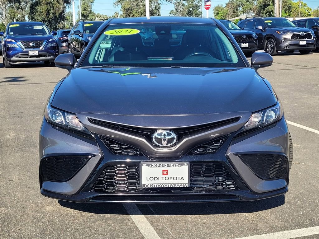 Used 2021 Toyota Camry SE image 2