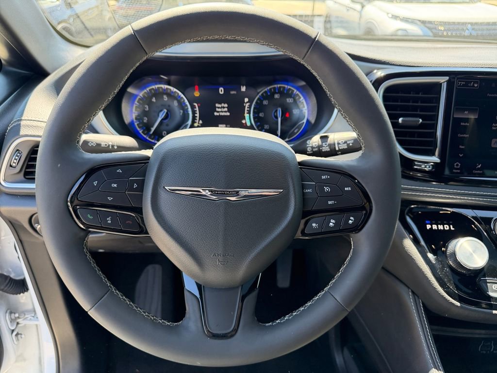 Used 2025 Chrysler Pacifica Limited FWD image 15