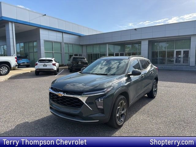 Used 2025 Chevrolet Trax LT w/ Driver Confidence Package FWD image 1