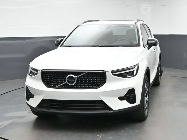 Used 2024 Volvo XC40 B5 Plus AWD/4WD image 3