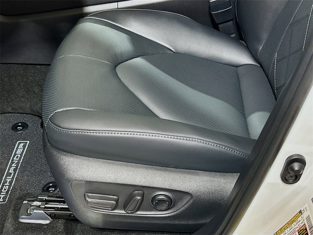 New 2025 Toyota Highlander Platinum image 16