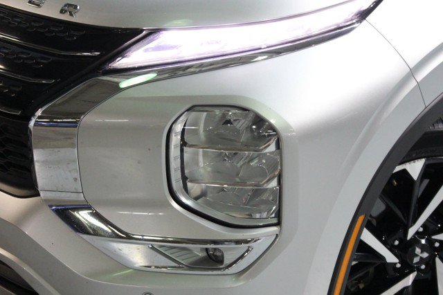 Used 2023 Mitsubishi Outlander SE FWD image 2