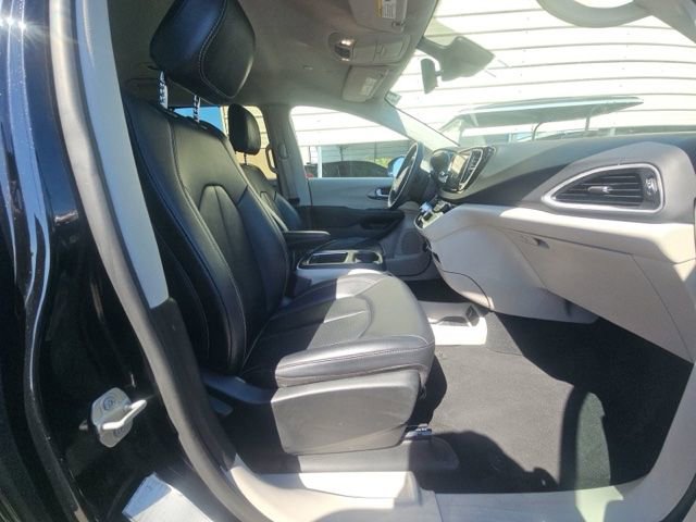 Used 2024 Chrysler Pacifica Touring-L FWD image 9