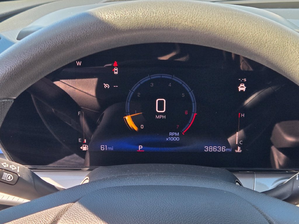 Used 2025 Chevrolet Trax LT FWD image 39