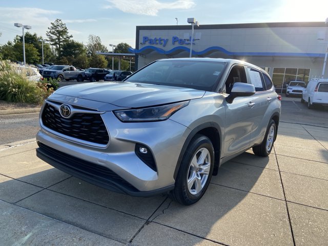 Used 2023 Toyota Highlander LE AWD/4WD image 4