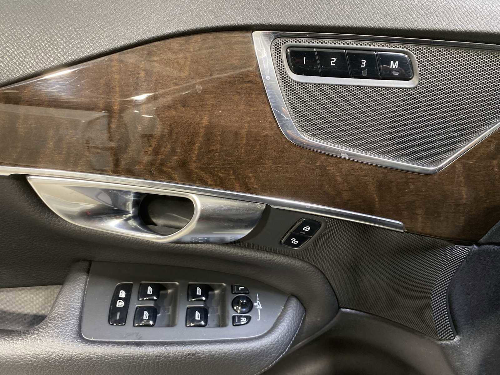 Used 2017 Volvo XC90 T6 Momentum w/ Vision Package image 23