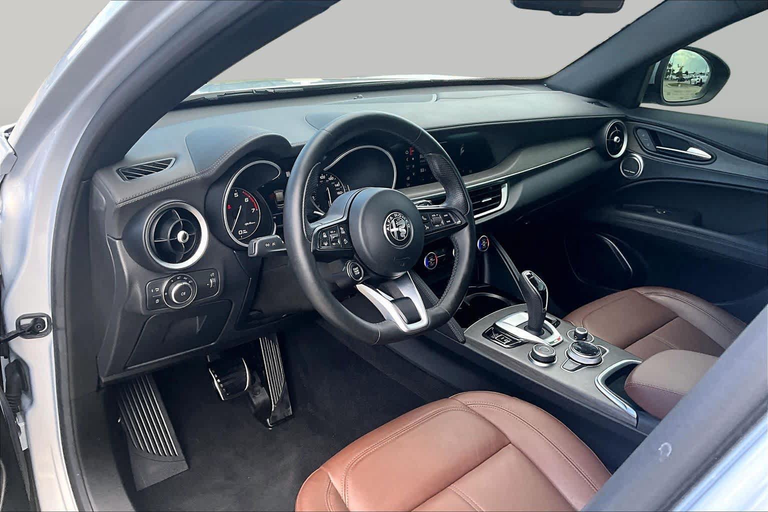 Used 2022 Alfa Romeo Stelvio Ti AWD/4WD image 16