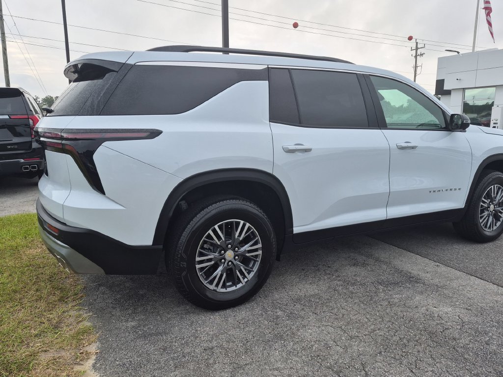 Used 2023 Chevrolet Traverse LS w/ Safety Package FWD image 8