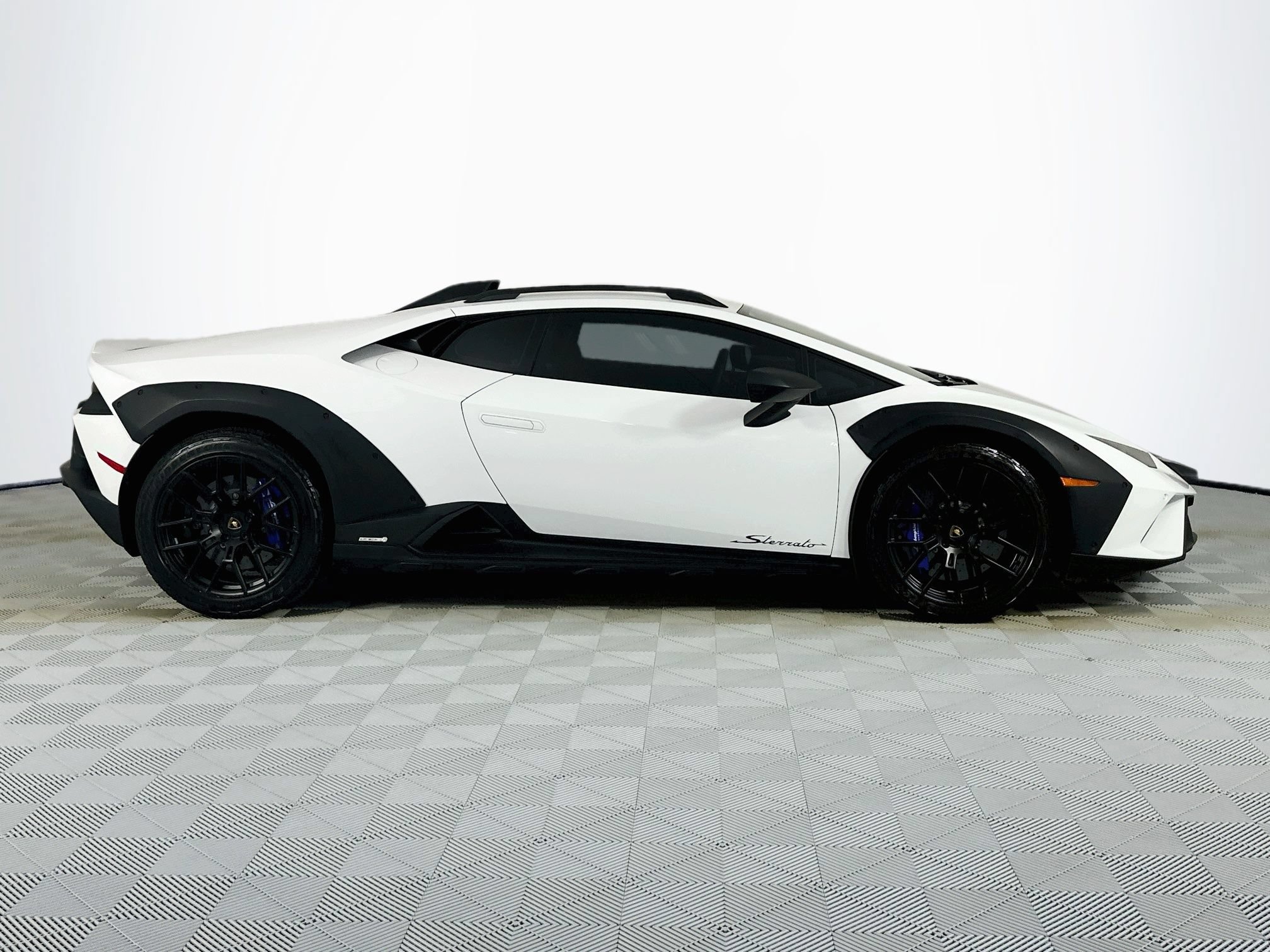 Used 2023 Lamborghini Huracan Sterrato AWD/4WD image 4