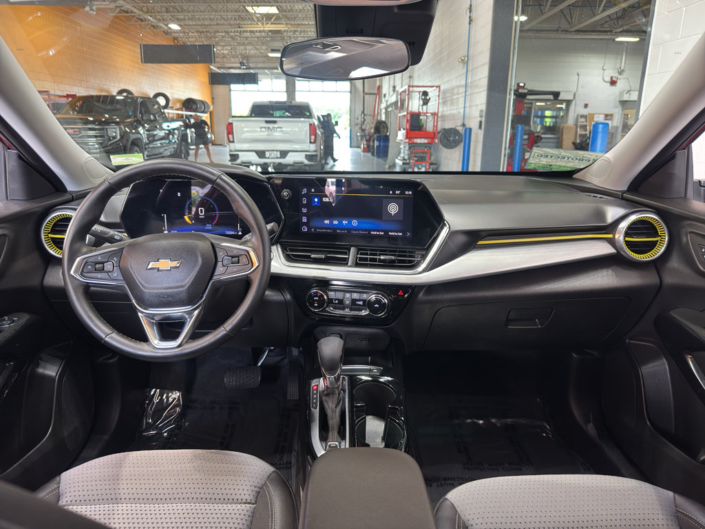 Used 2025 Chevrolet Trax LT w/ Driver Confidence Package FWD image 12