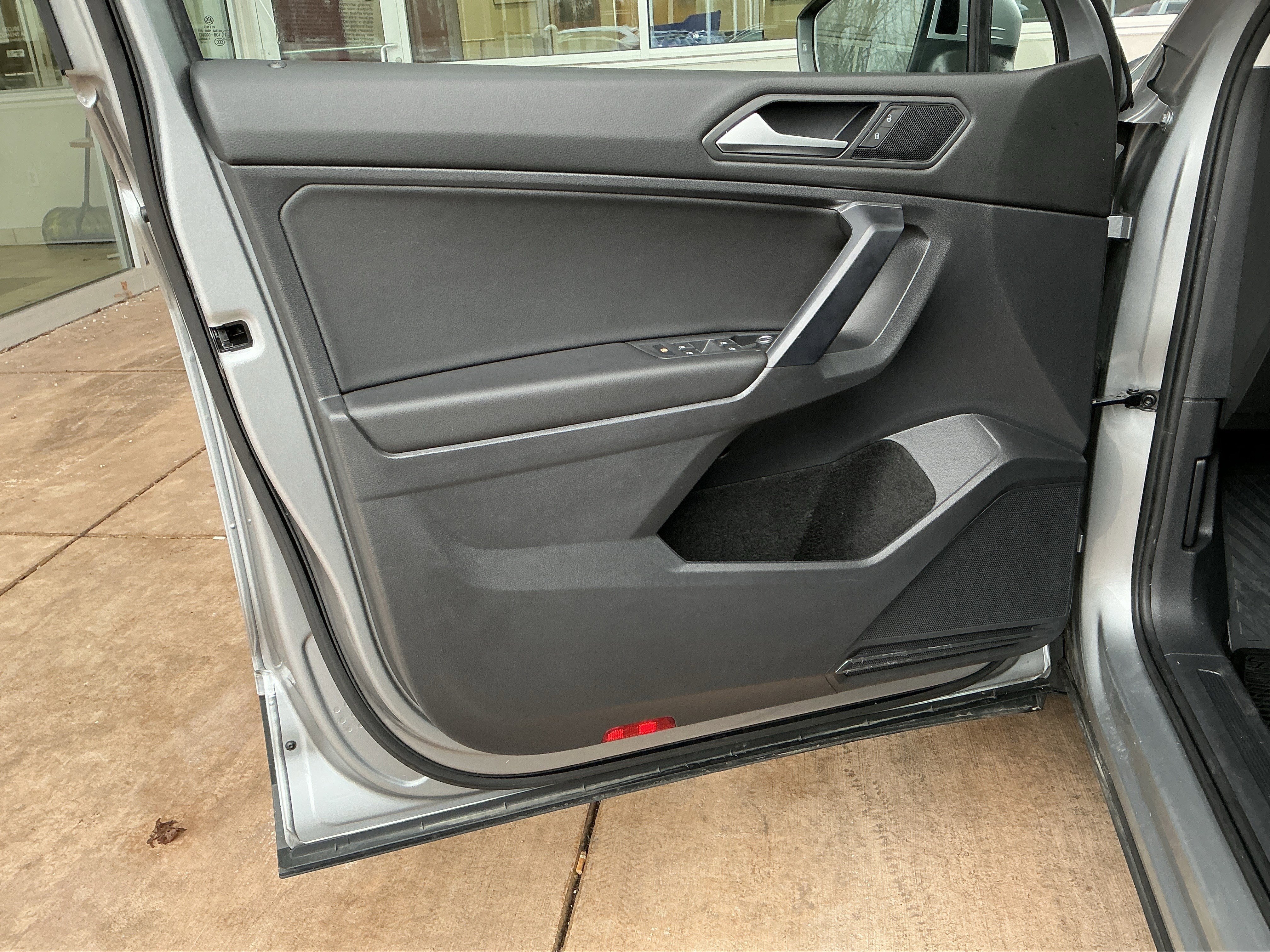 Used 2021 Volkswagen Tiguan SE w/ Panoramic Sunroof Package image 14