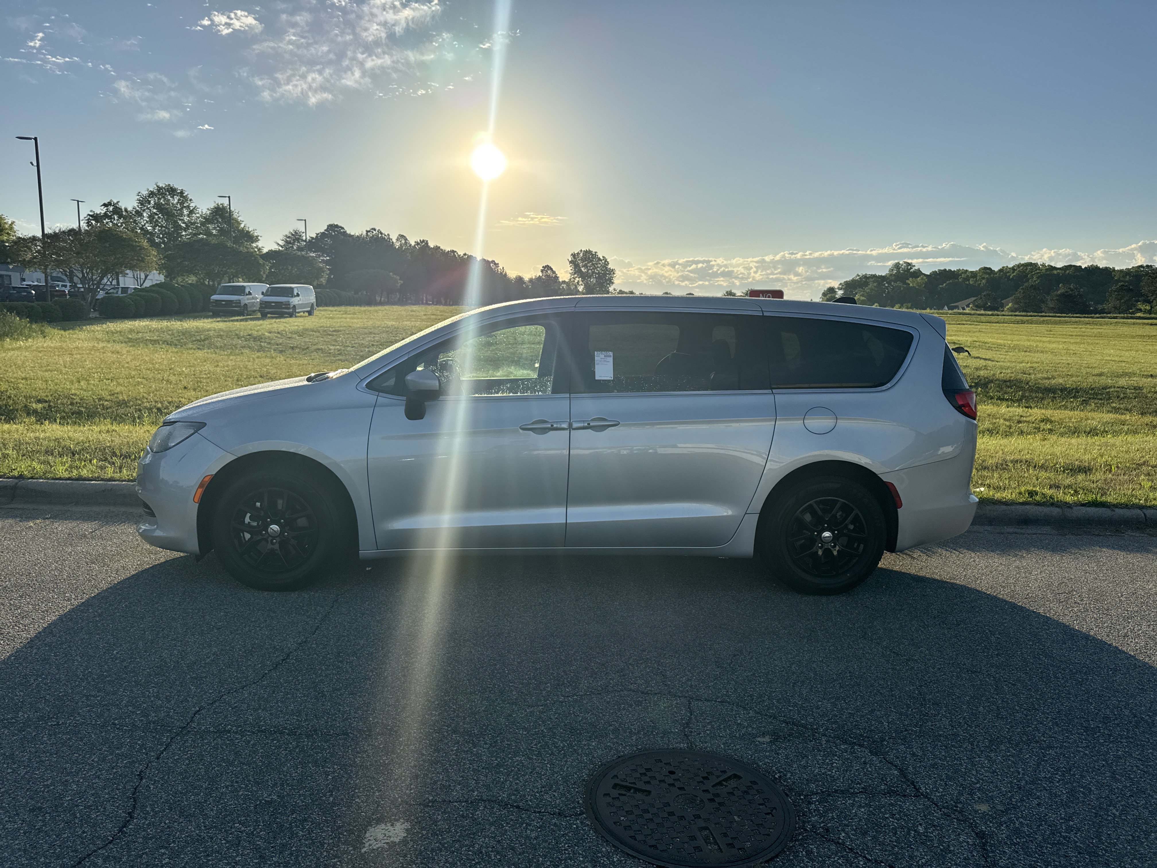 Used 2023 Chrysler Voyager LX image 7