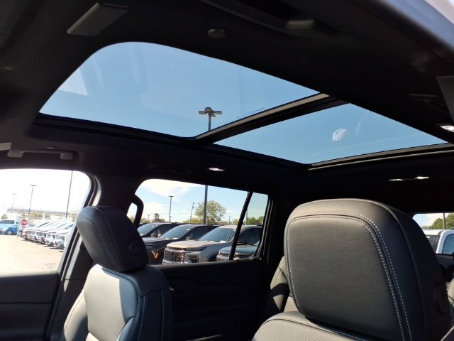 New 2027 Chevrolet Traverse LT w/ Sun and Wheel Package FWD image 8
