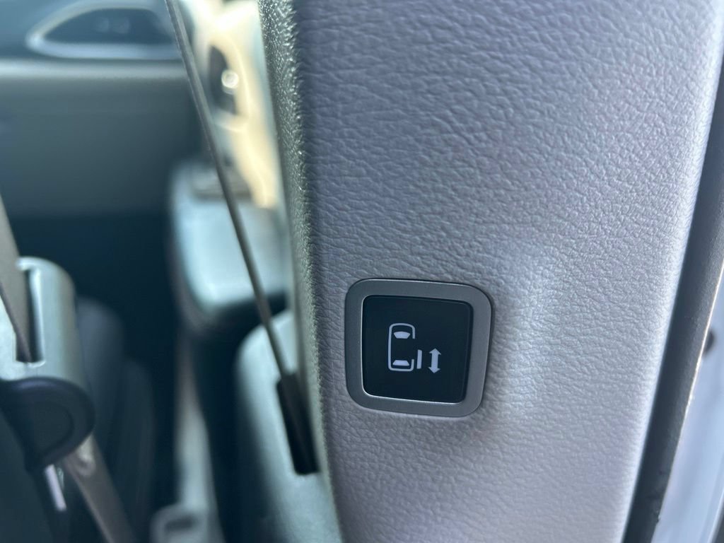 Certified 2020 Chrysler Pacifica Touring FWD image 38