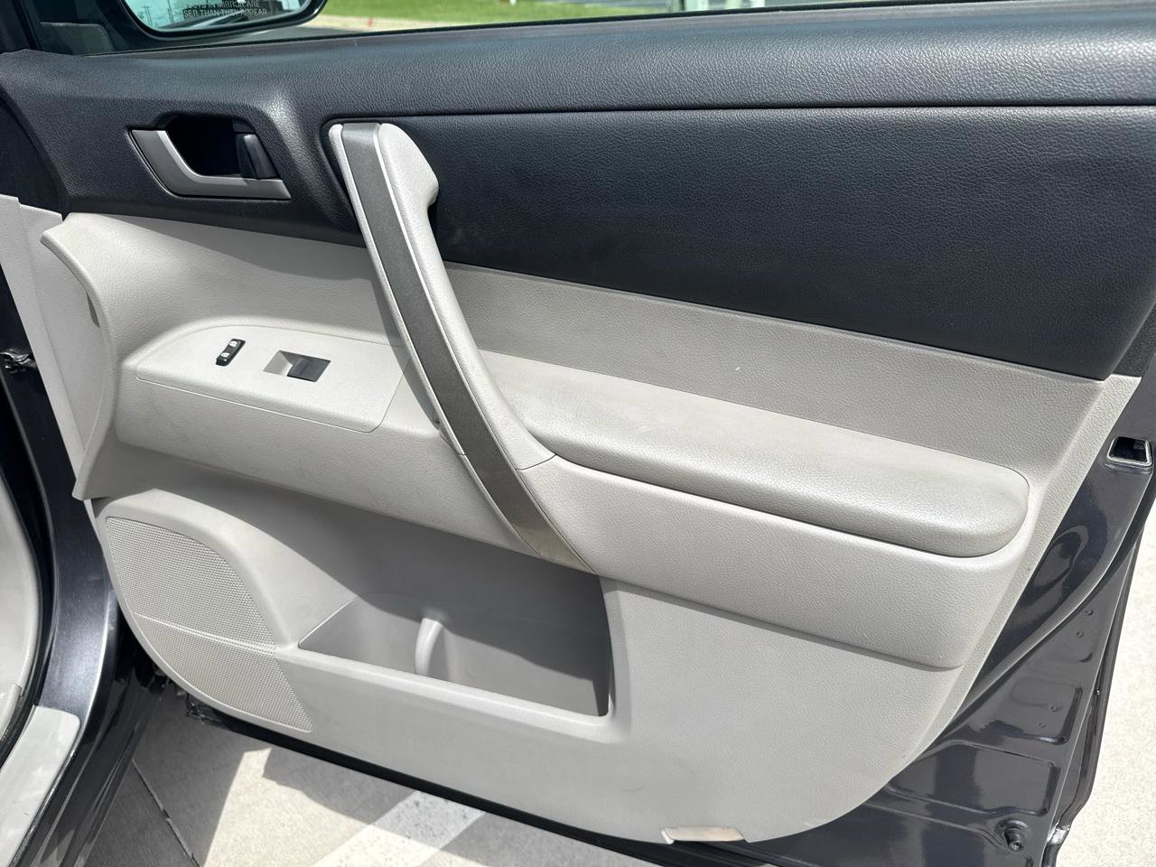 Used 2012 Toyota Highlander SE FWD image 59