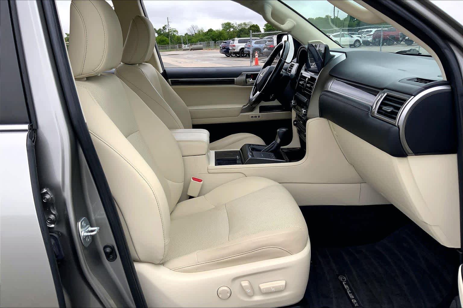 Used 2022 Lexus GX 460 Premium w/ Accessory Package AWD/4WD image 9