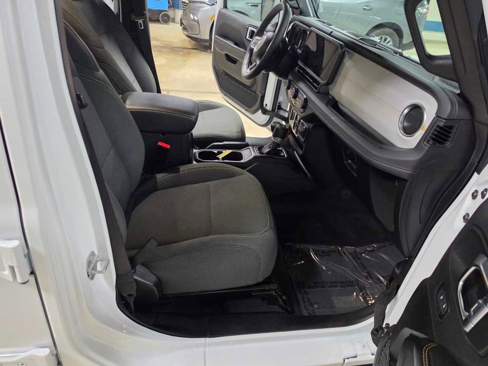 Used 2025 Jeep Wrangler Unlimited Sahara AWD/4WD image 10