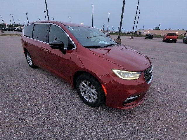 Used 2025 Chrysler Pacifica Select image 1