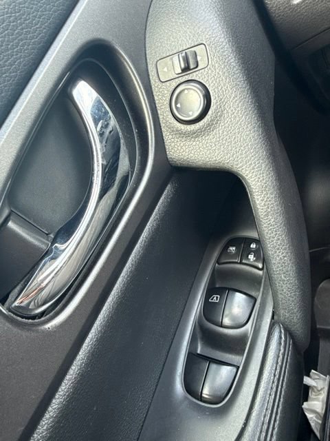 Used 2016 Nissan Rogue SV w/ SV Moonroof Package AWD/4WD image 15