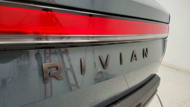 Used 2026 Rivian R1T Premium Tri AWD/4WD image 32