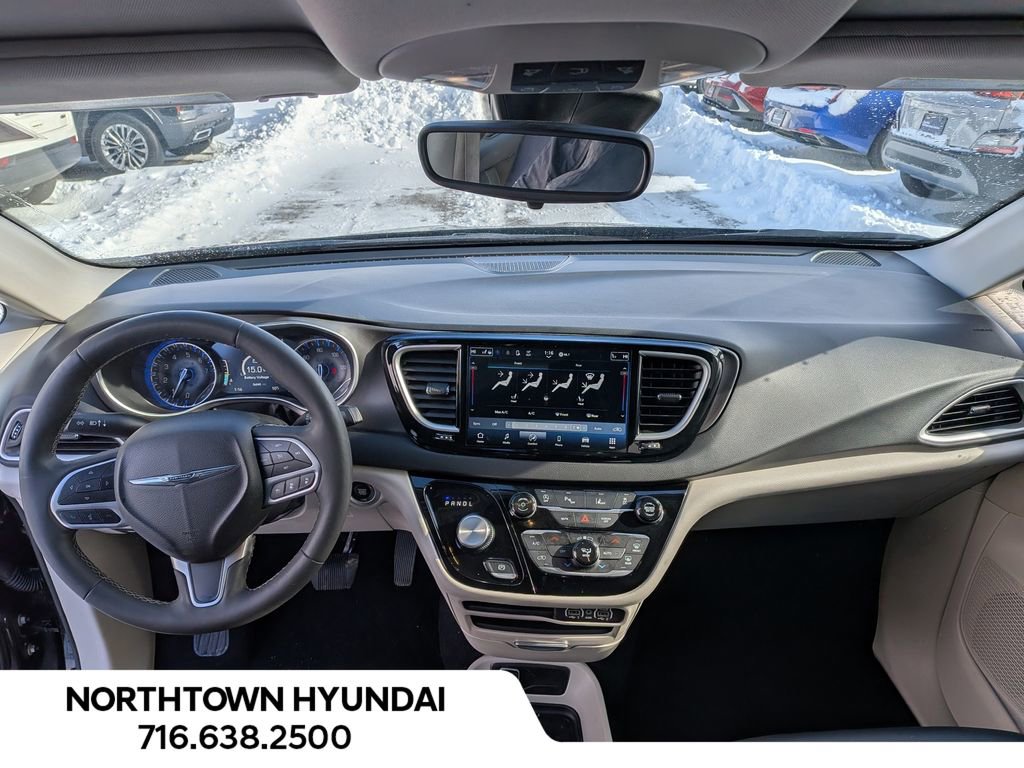Used 2024 Chrysler Pacifica Touring-L image 6