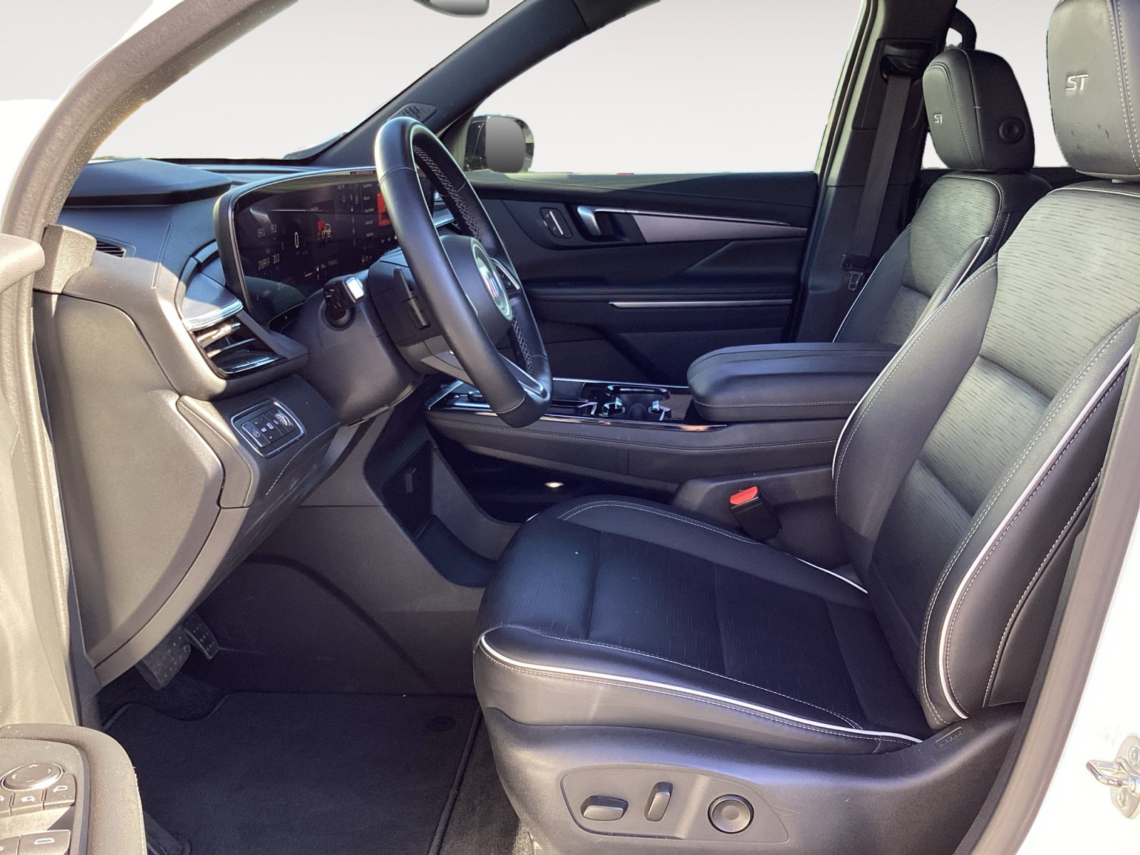 Used 2025 Buick Enclave Sport Touring FWD image 28