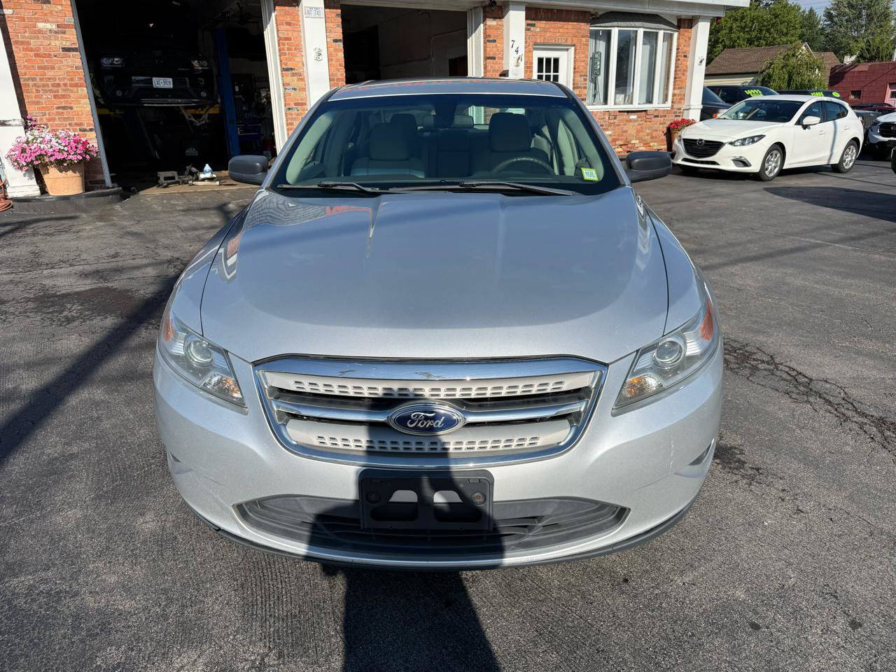 Used 2011 Ford Taurus SE FWD image 2