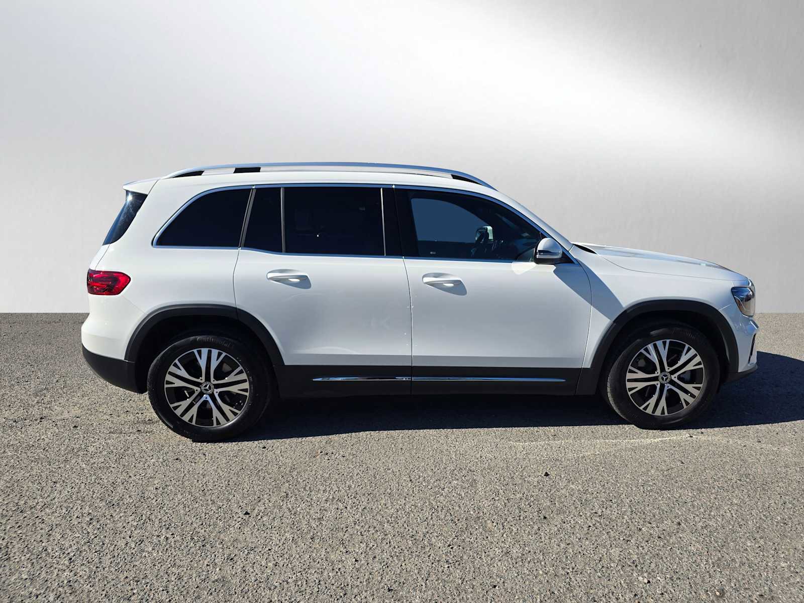 Used 2026 Mercedes-Benz GLB 250 image 2