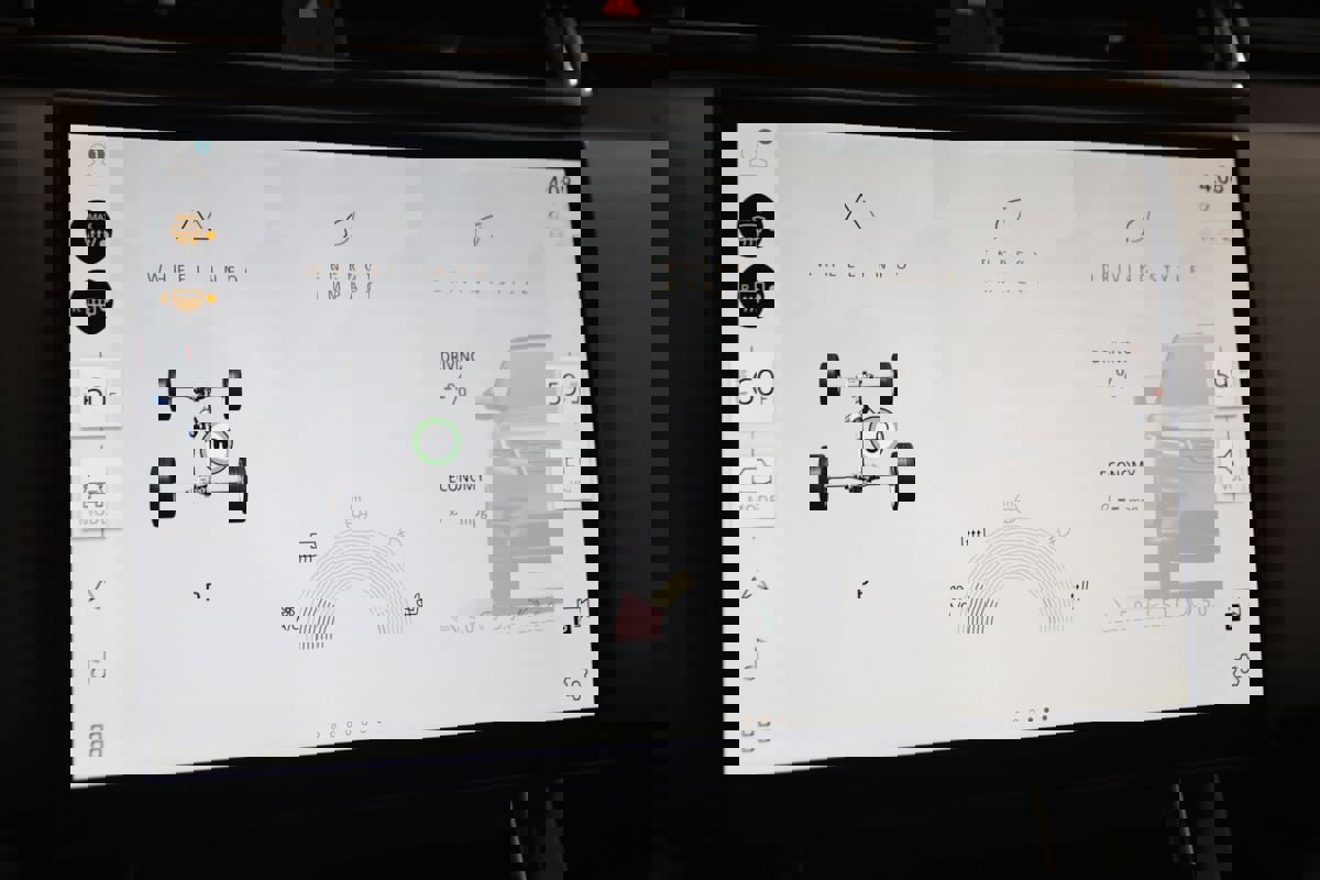 Used 2025 Land Rover Range Rover Velar Dynamic SE image 33