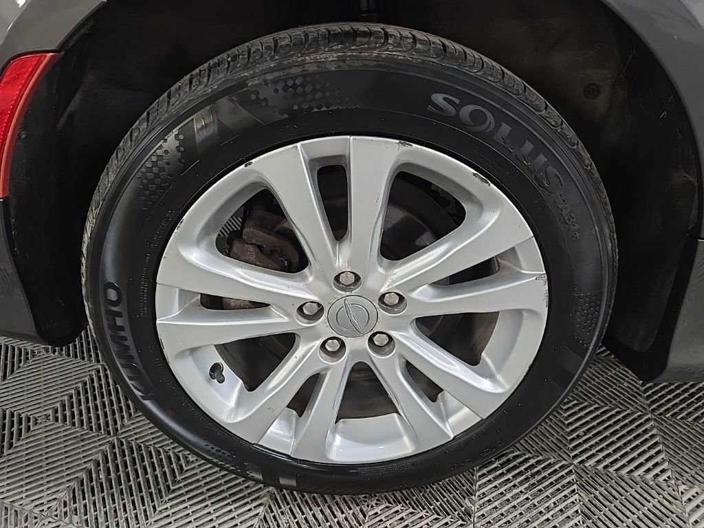 Used 2015 Chrysler 200 Limited w/ Convenience Group image 12