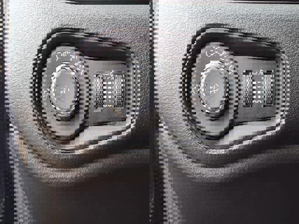 Used 2018 Jeep Renegade Latitude image 23