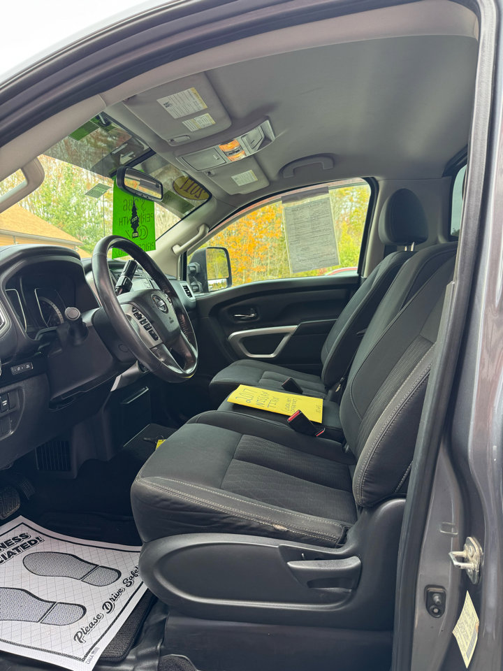 Used 2017 Nissan Titan SV image 7