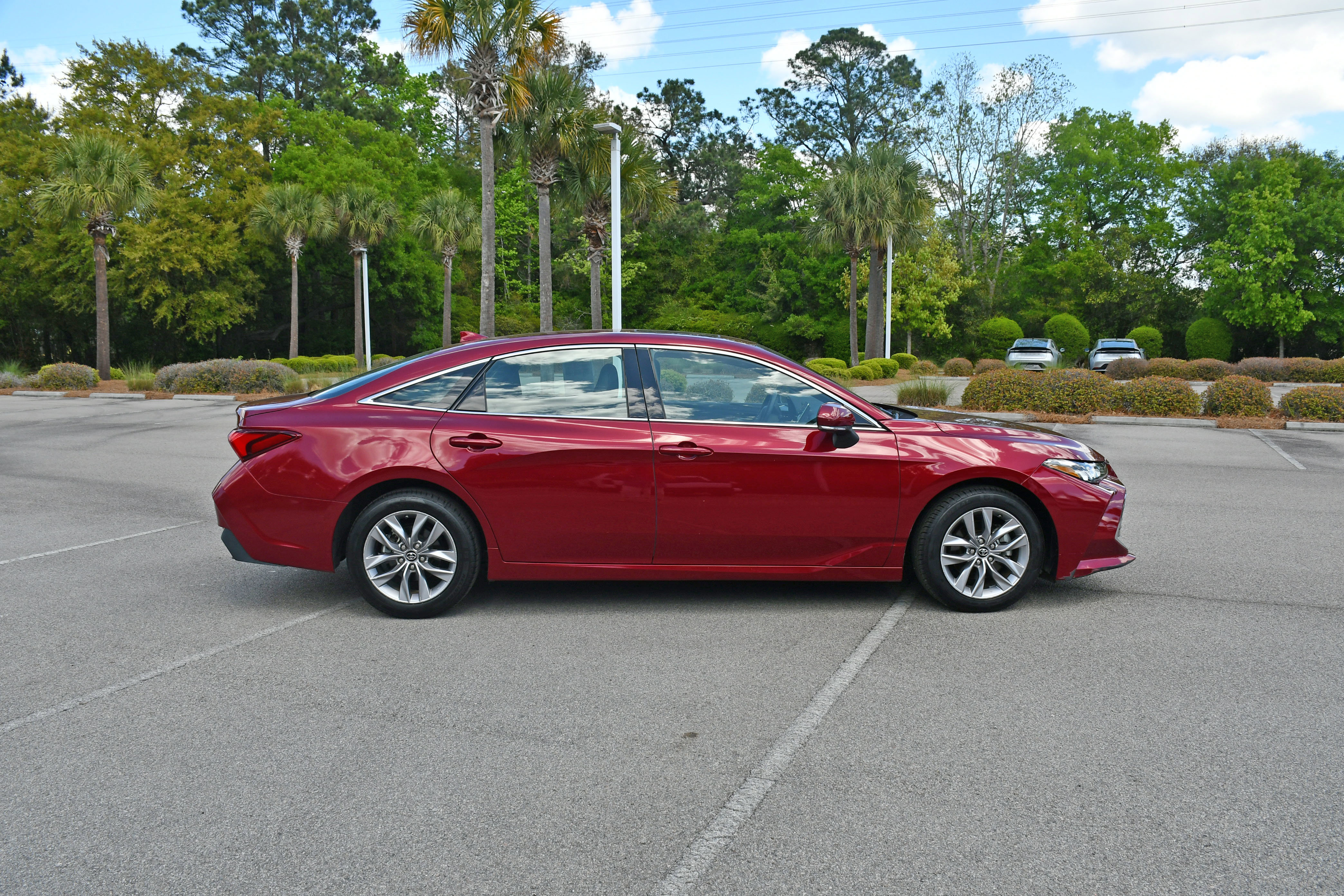 Used 2019 Toyota Avalon XLE w/ Moonroof Package FWD video 2