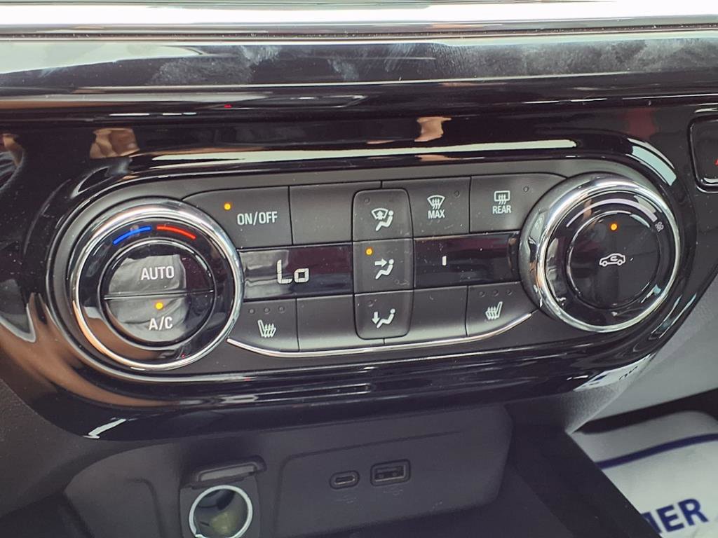 Used 2025 Chevrolet Trax RS w/ Sunroof Package image 7