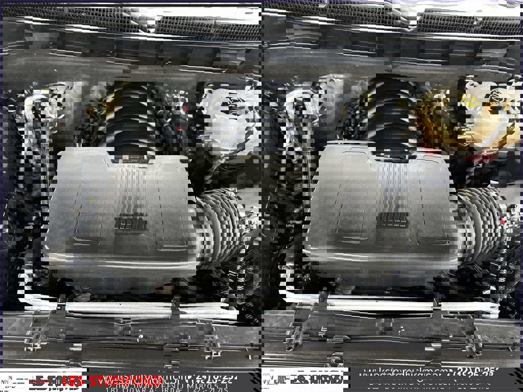 Used 2024 GMC Yukon XL SLT w/ SLT Premium Package image 12