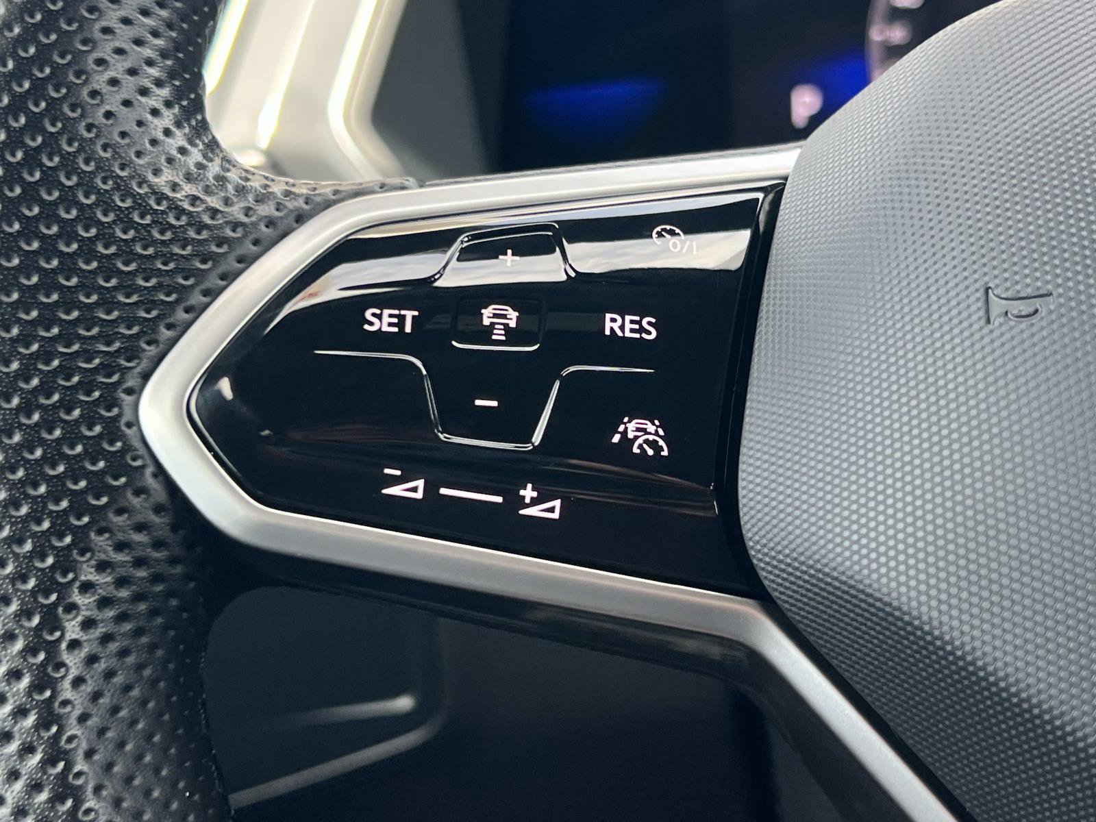 Certified 2022 Volkswagen Tiguan SE R-Line FWD image 9