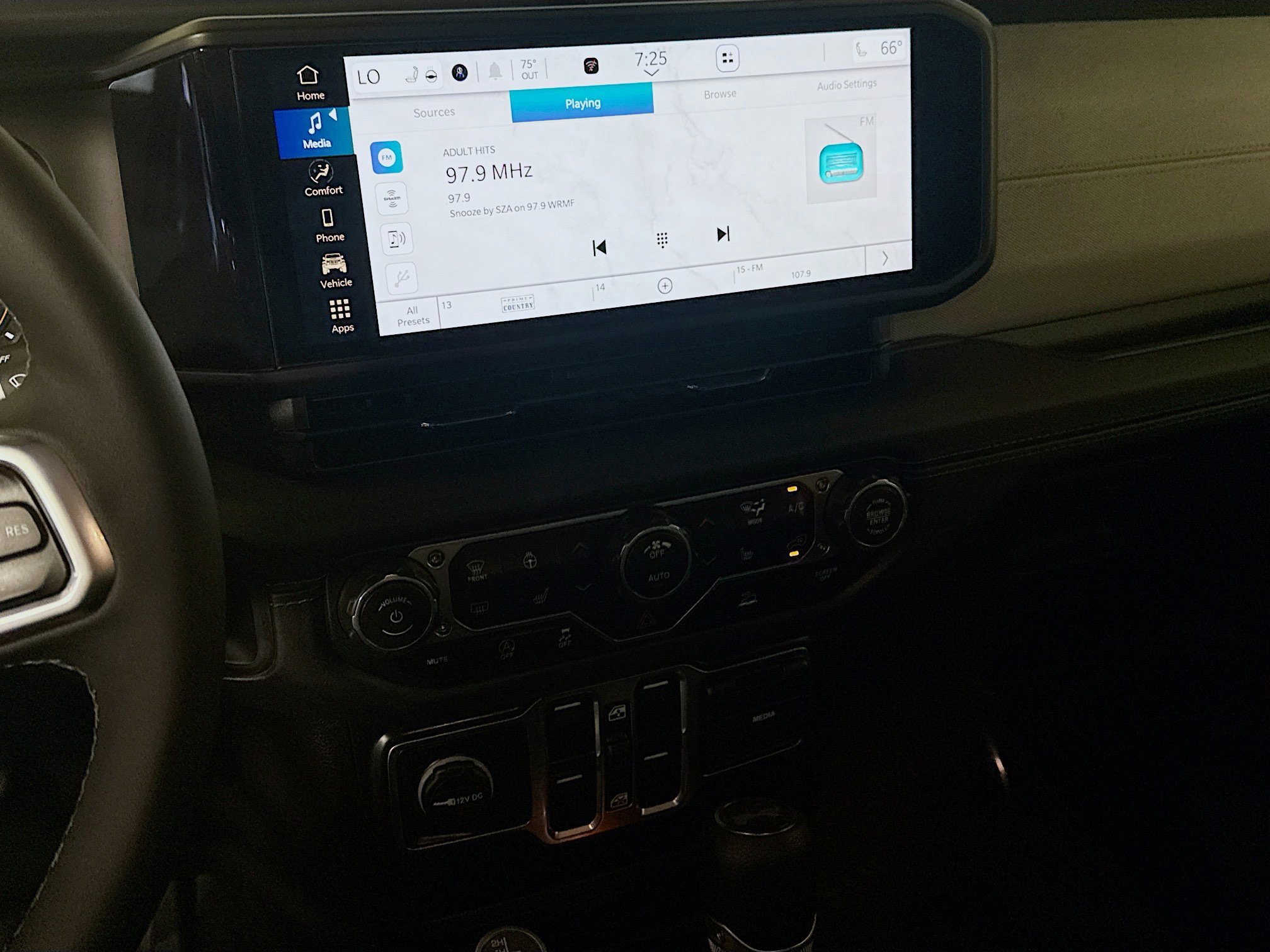 Used 2025 Jeep Wrangler Sahara image 18