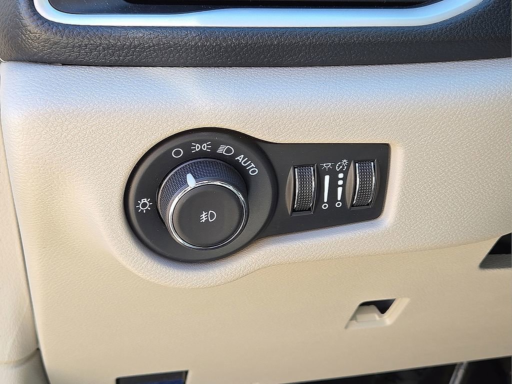Used 2024 Chrysler Pacifica Select image 25